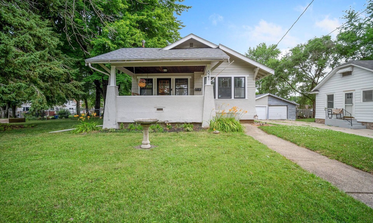 Des Moines House | Cozy Highland Park Bungalow