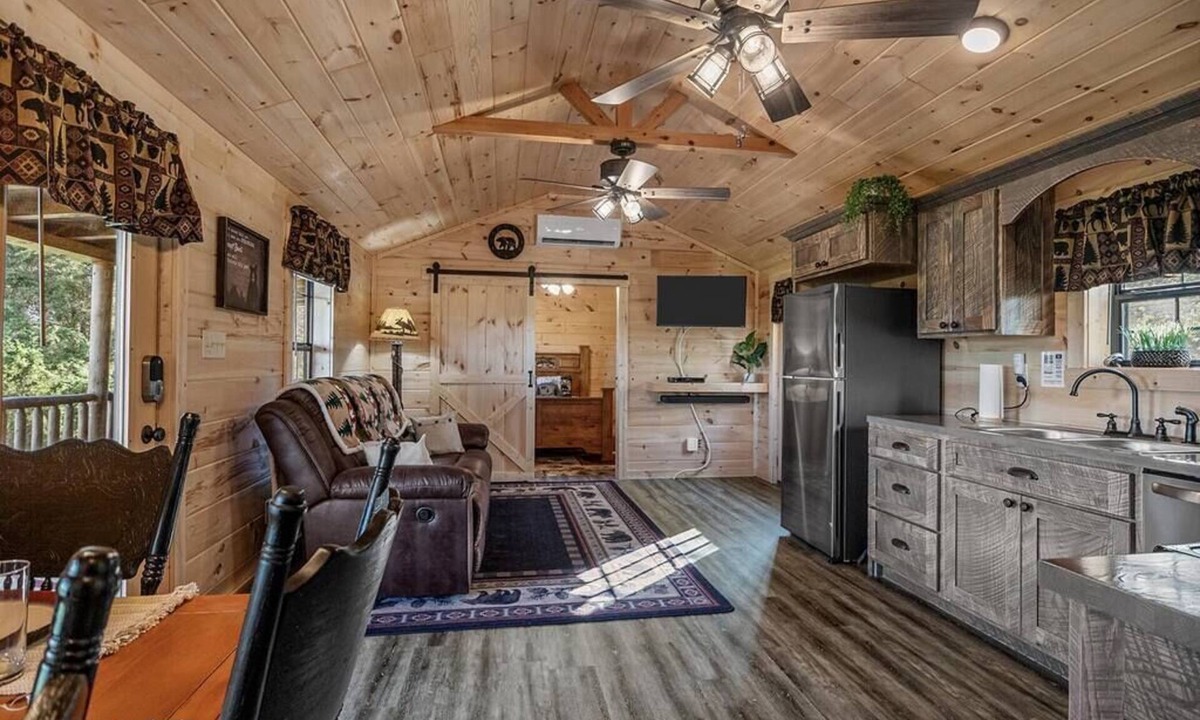 Charlotte Cabin | Cozy Hillside Cabin 2/1 Peaceful