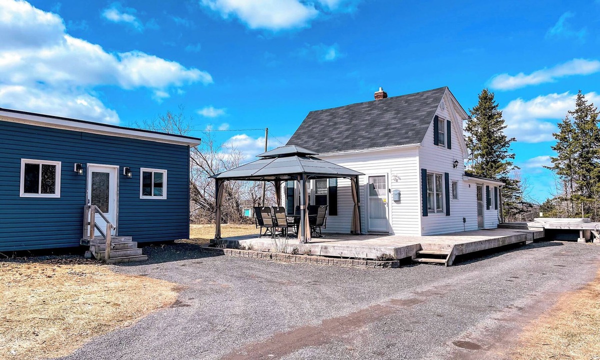 Points East House | Cozy Hilltop Retreat w/Hot Tub, Firepit & Deck. Pet-Friendly!