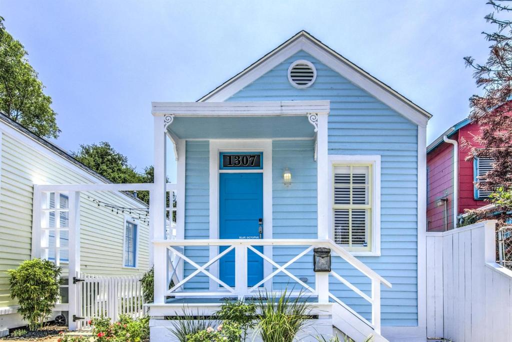 San Jacinto House | Cozy Historic Beach Cottage II