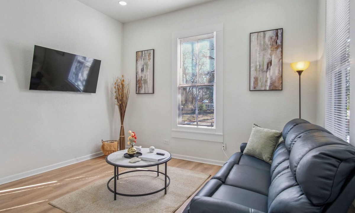 Denver Heights Apartment | Cozy Historic Gem: 5 Mins to Downtown SA