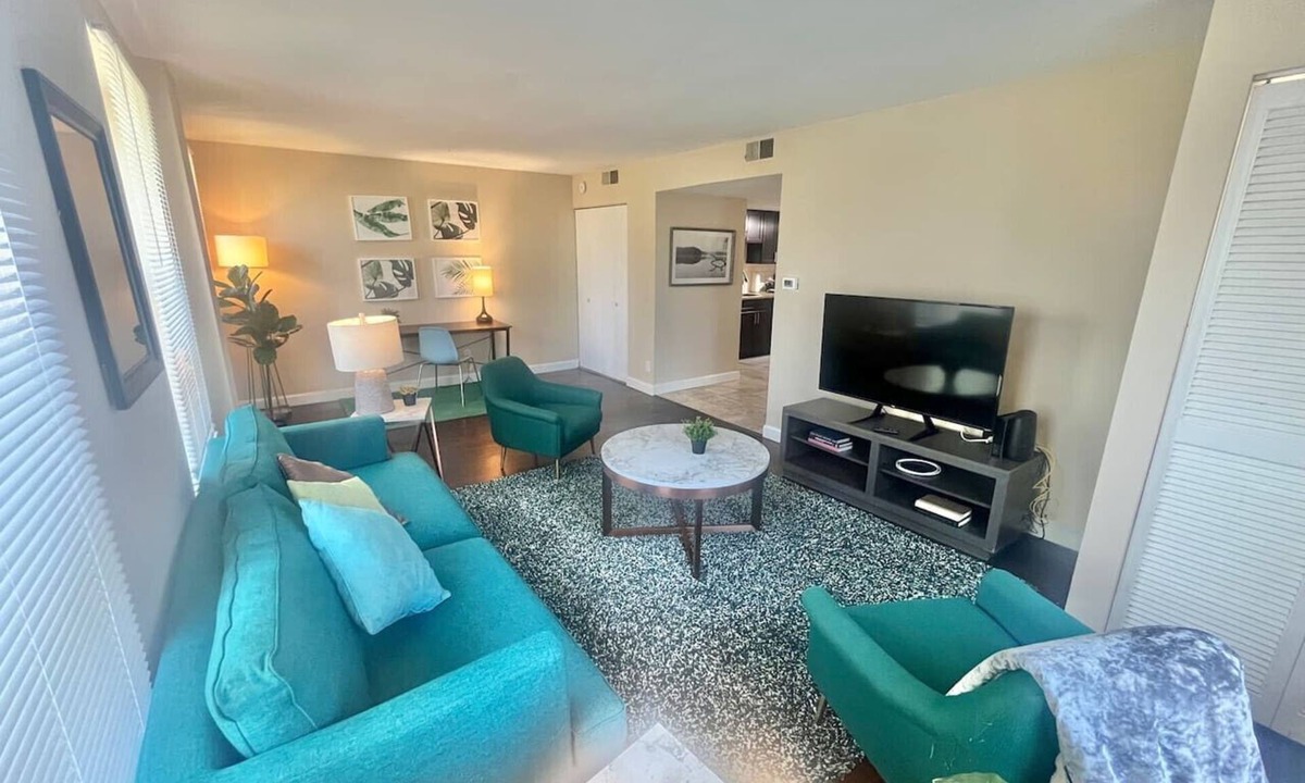 DeBaliviere Place Apartment | Cozy Historic Stay in CWE | Walk to Forest Park