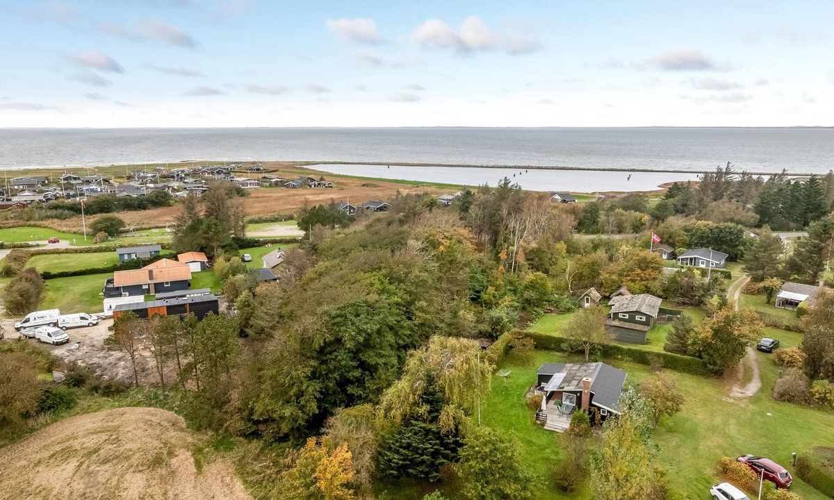 Logstor House | Cozy holiday home with terrace and wood-burning stove close to the water.