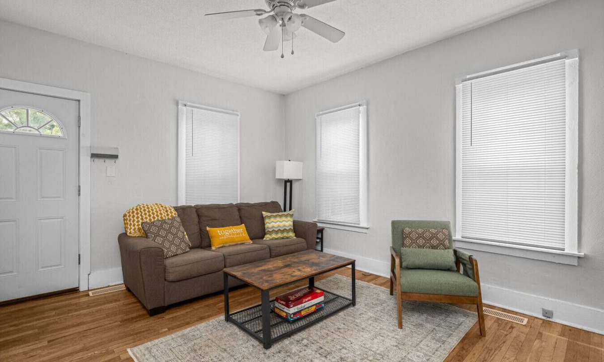 Moline House | Cozy Home 5min to Downtown Moline & Fully Fenced