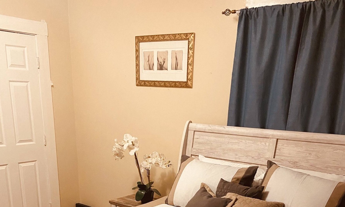 Lawrence House | Cozy - Home Away from Home