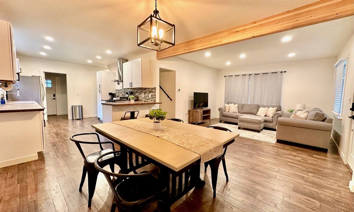 McLoughlin House | Cozy Home Away from Home