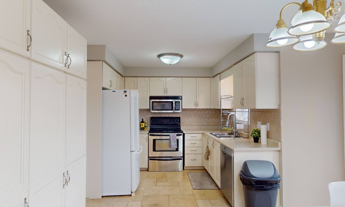 Newmarket House | Cozy Home By Downtown Newmarket + Magna Centre Bayview Mulock
