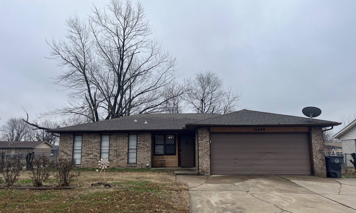 Tulsa House | Cozy home close to all Tulsa has to offer. Pet Friendly! Fenced back yard