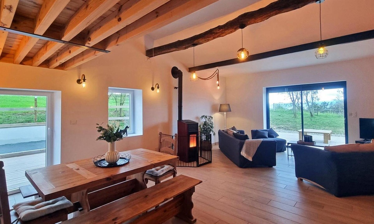 Pouilly-les-Feurs Cottage | Cozy home for 8 with pool and pets allowed