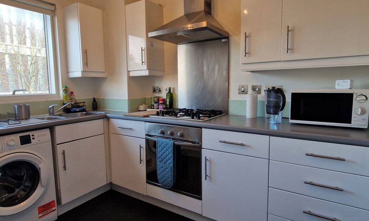 White City Apartment | COZY HOME!