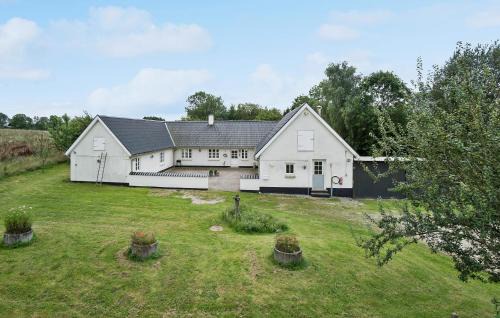 Varbjerg House | Cozy Home In Aarup With Wifi