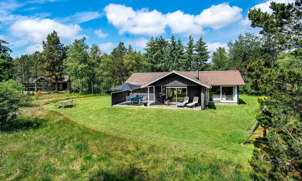 Ho House | Cozy home in Blåvand with kitchen