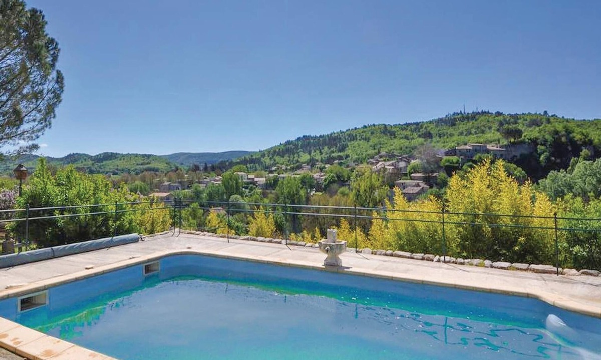 Cereste House | Cozy home in Cereste with WiFi