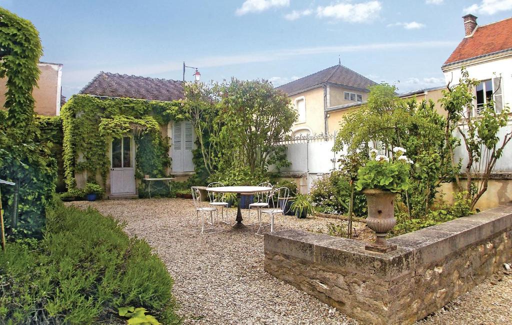 Chablis House | Cozy Home In Chablis With Wifi