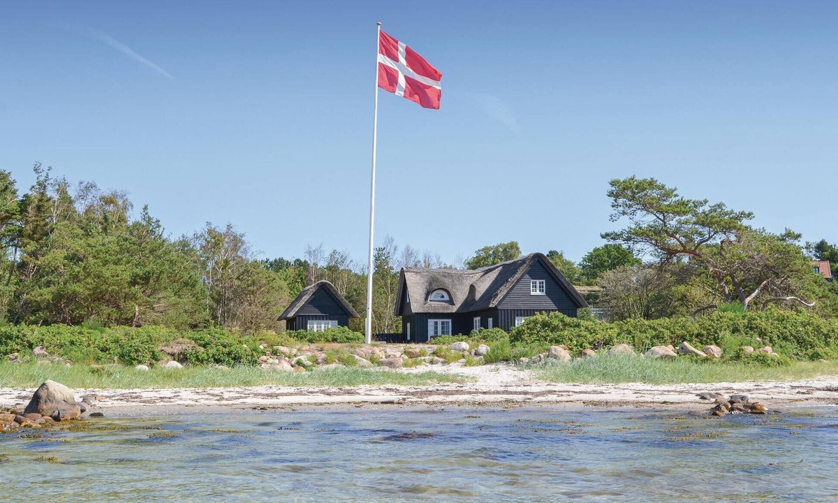 Handrup Strand House | Cozy home in Ebeltoft with house sea view
