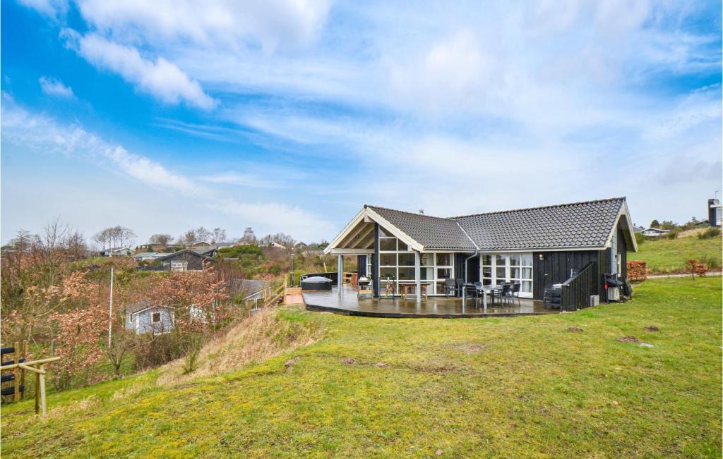 Handrup Strand House | Cozy Home In Ebeltoft With Kitchen