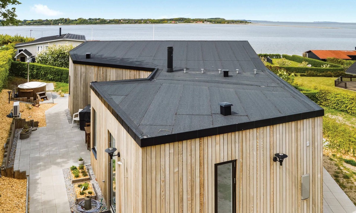 Hvalpsund House | Cozy home in Farsø with kitchen