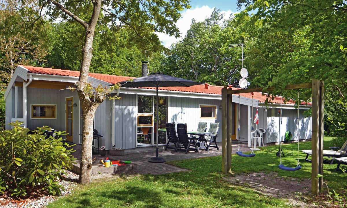 Fjellerup Strand House | Cozy home in Glesborg with sauna