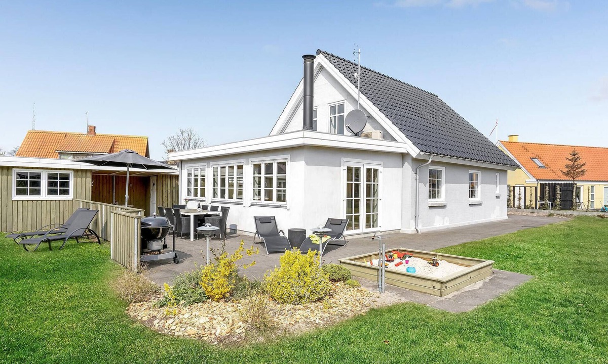 Bønnerup Strand House | Cozy home in Glesborg with kitchen