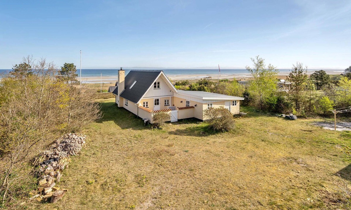 Bønnerup Strand House | Cozy home in Glesborg with kitchen