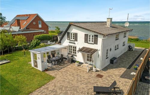 Bønnerup Strand House | Cozy Home In Glesborg With Wifi
