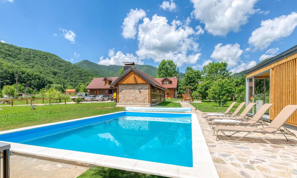 Trnovac House | Cozy home in Gospic with sauna