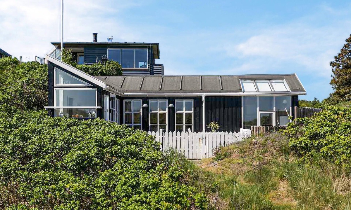 Grena Strand House | Cozy home in Grenaa with house sea view