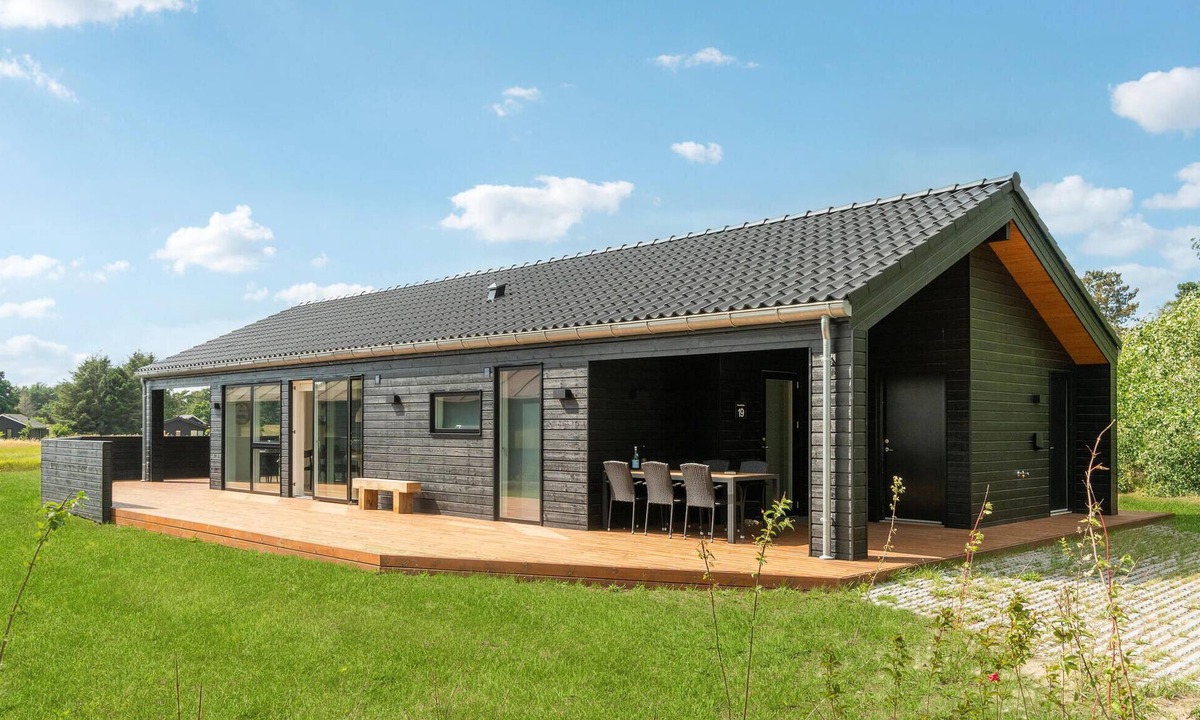 Grenaa House | Cozy home in Grenaa with kitchen