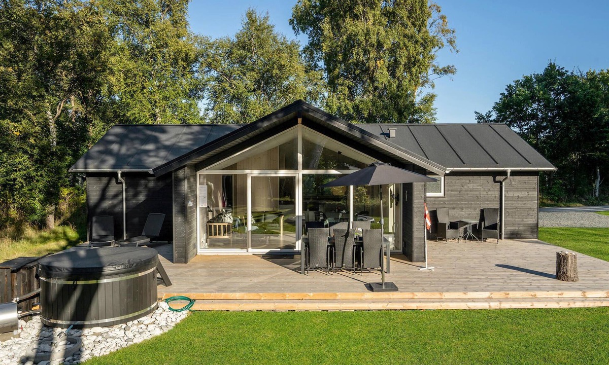 Grena Strand House | Cozy home in Grenaa with kitchen