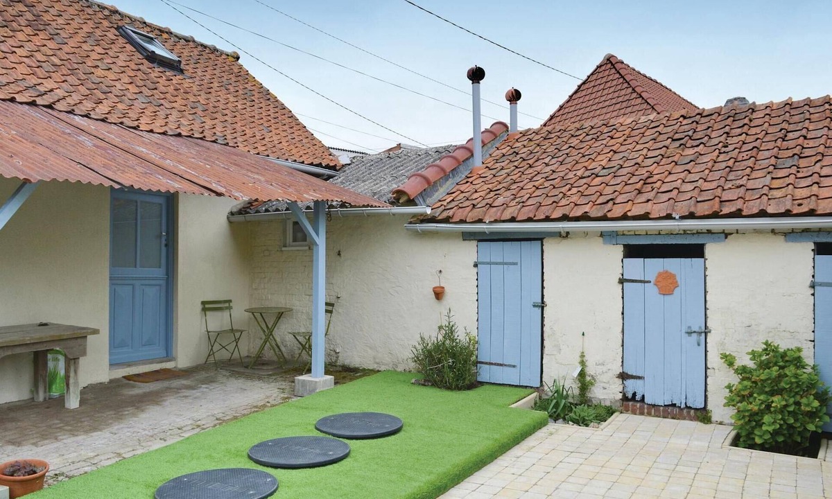 Grigny House | Cozy home in Grigny with kitchen