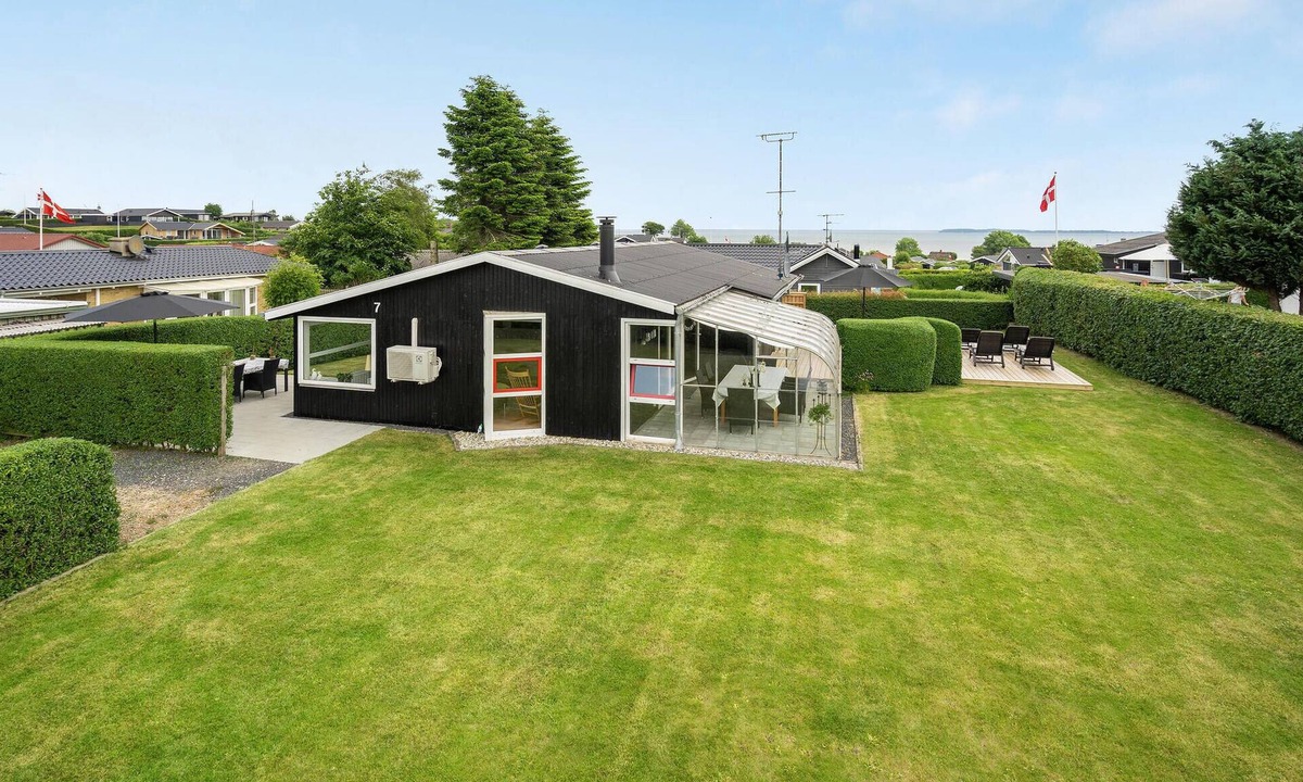 Hejlsminde Strand House | Cozy home in Hejls with house sea view