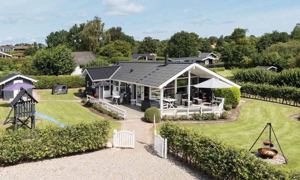 Hejlsminde Strand House | Cozy home in Hejls with kitchen