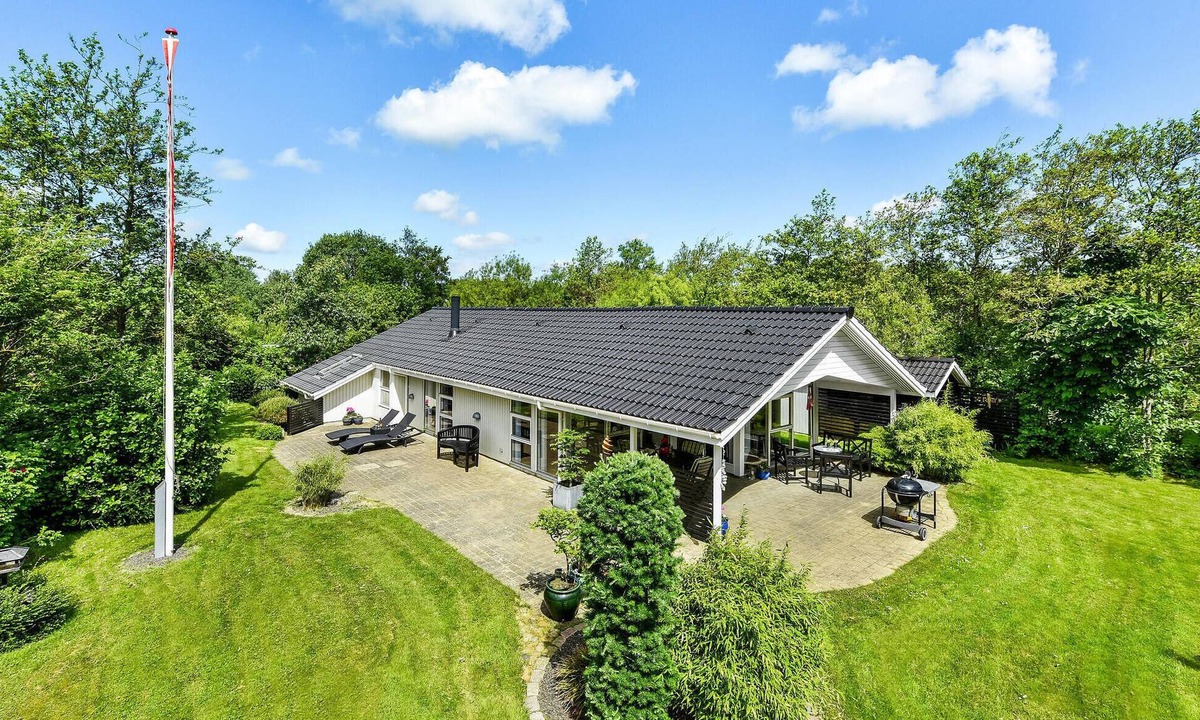 Bork Havn House | Cozy home in Hemmet with kitchen