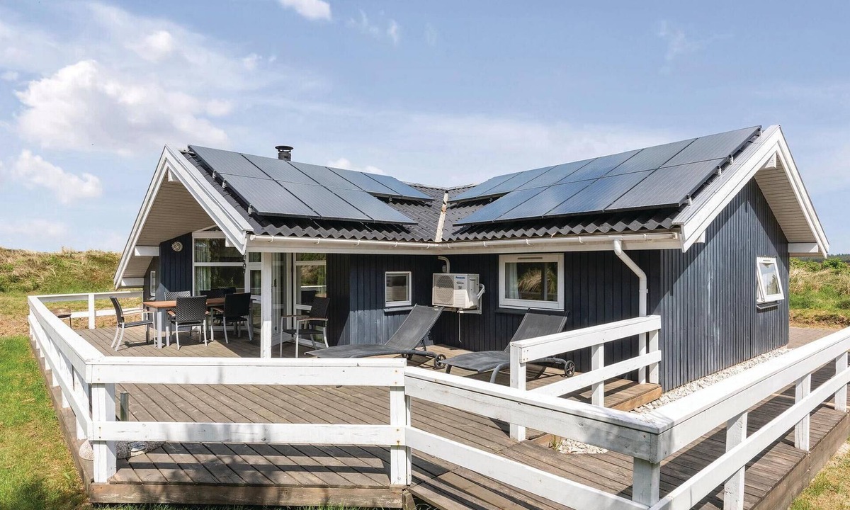 Henne Strand House | Cozy home in Henne with sauna