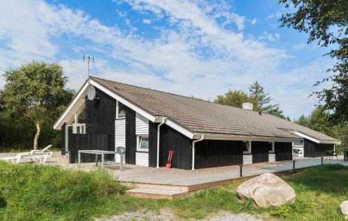Hirtshals House | Cozy Home In Hirtshals With Kitchen