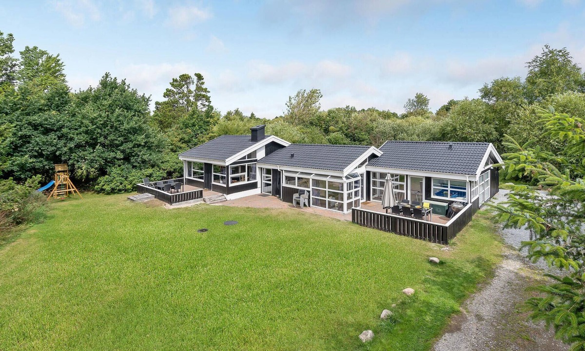 Bratten Strand House | Cozy home in Jerup with kitchen