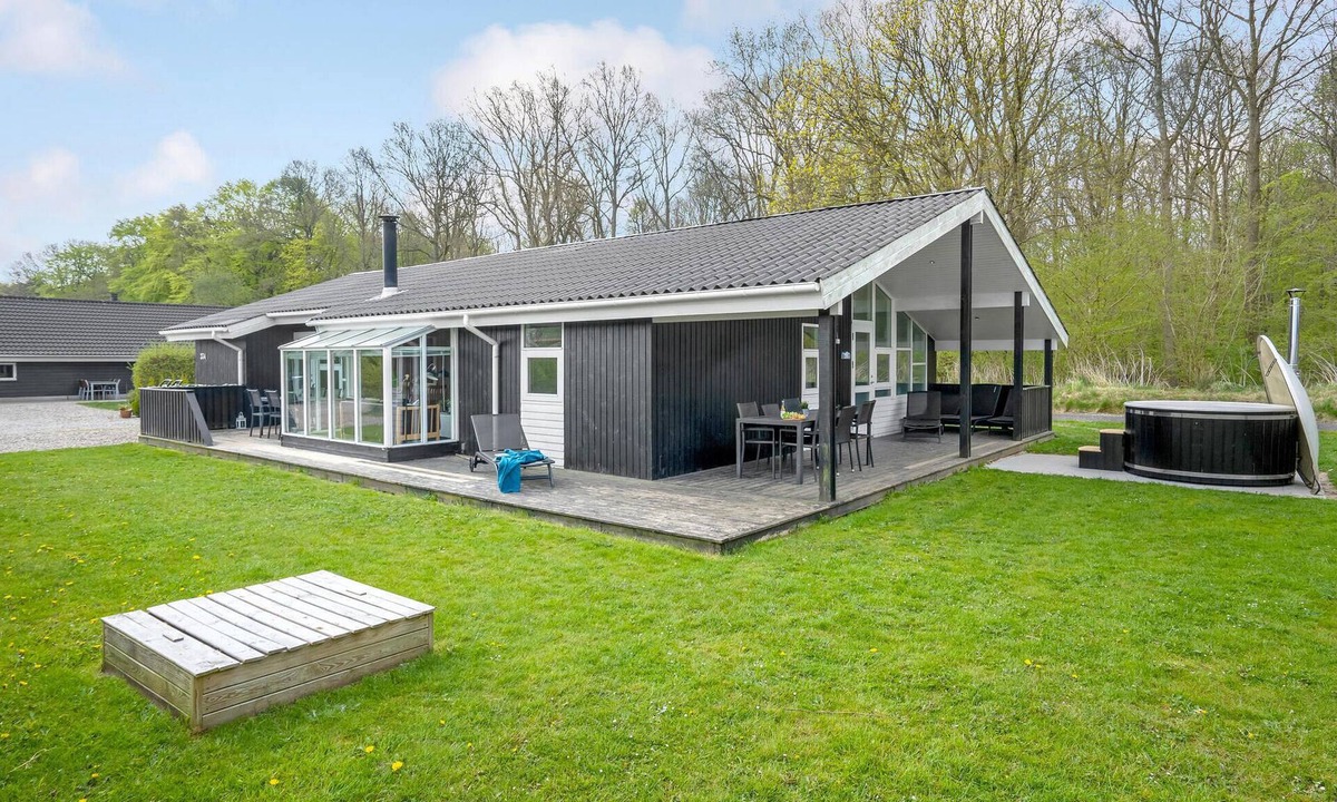 Pøt Strandby House | Cozy home in Juelsminde with sauna