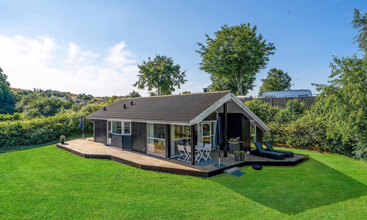 Hjarbæk House | Cozy home in Løgstrup with kitchen