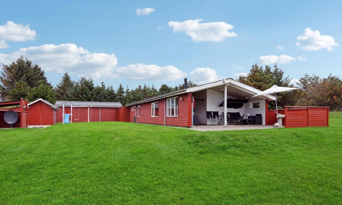 Nørre Lyngby House | Cozy home in Løkken with kitchen