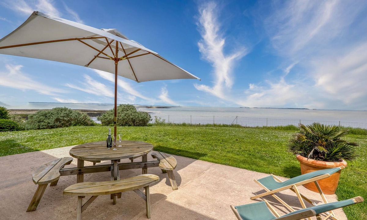 Port-des-Barques House | Cozy home in Port-des-Barques with house sea view
