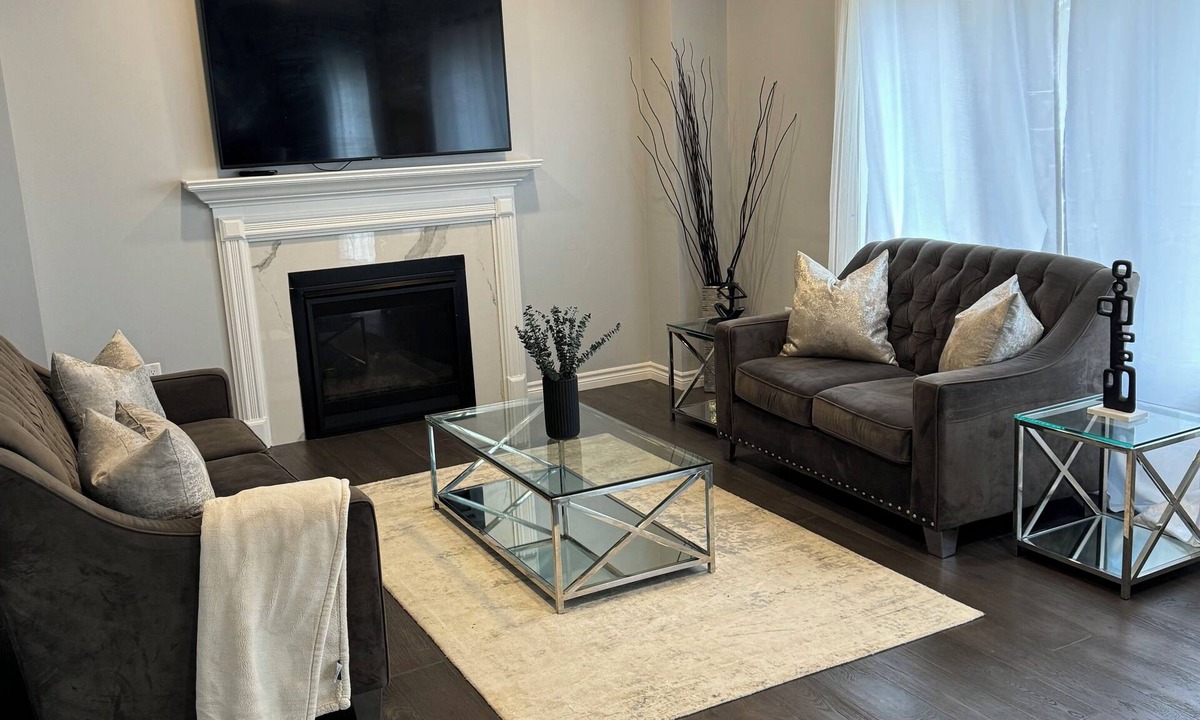 Oshawa House | Cozy home in quiet family-friendly neighbourhood!