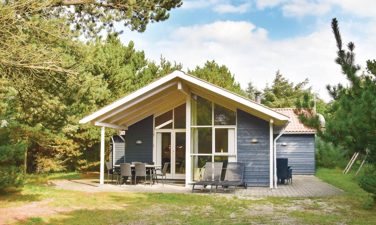 Houvig Strand House | Cozy home in Ringkøbing with kitchen