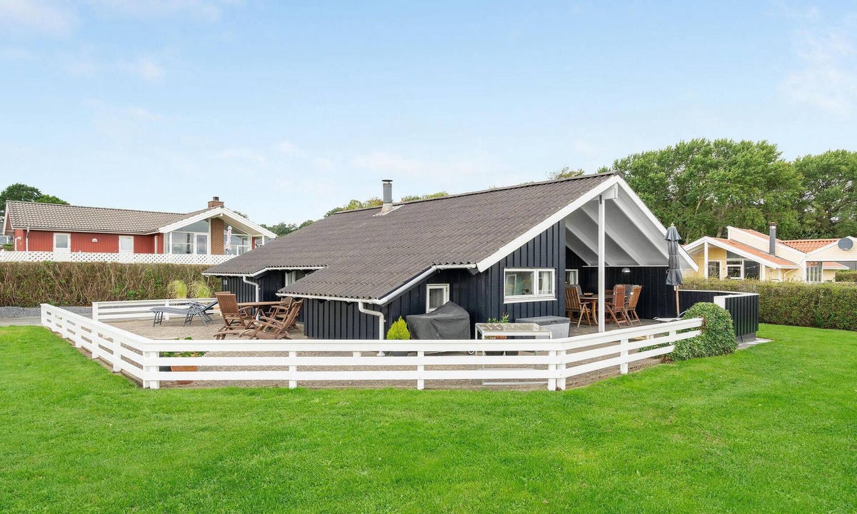Grønninghoved Strand House | Cozy home in Sjølund with sauna