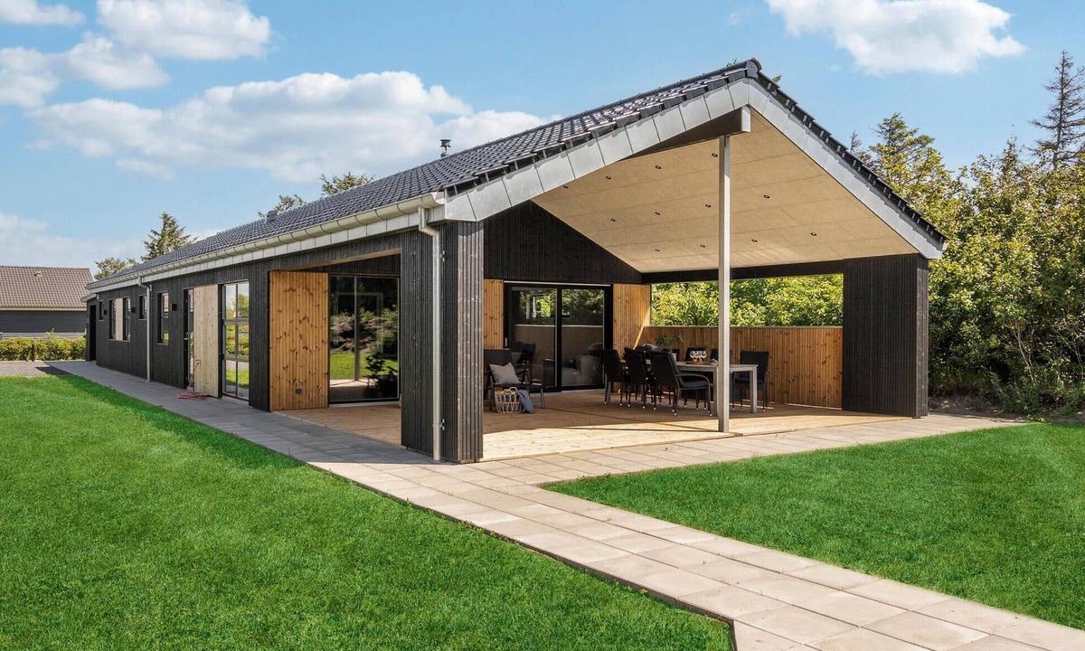 Skaven Strand House | Cozy home in Tarm with sauna