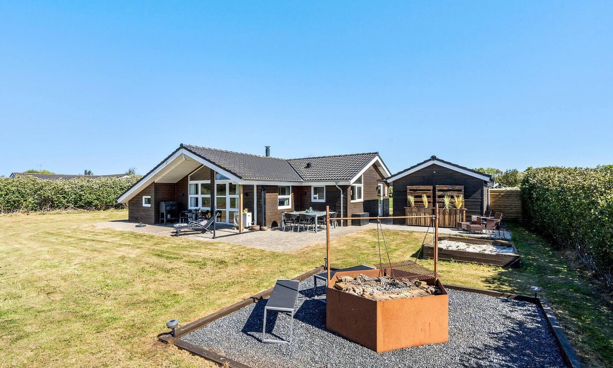 Skaven Strand House | Cozy home in Tarm with WiFi