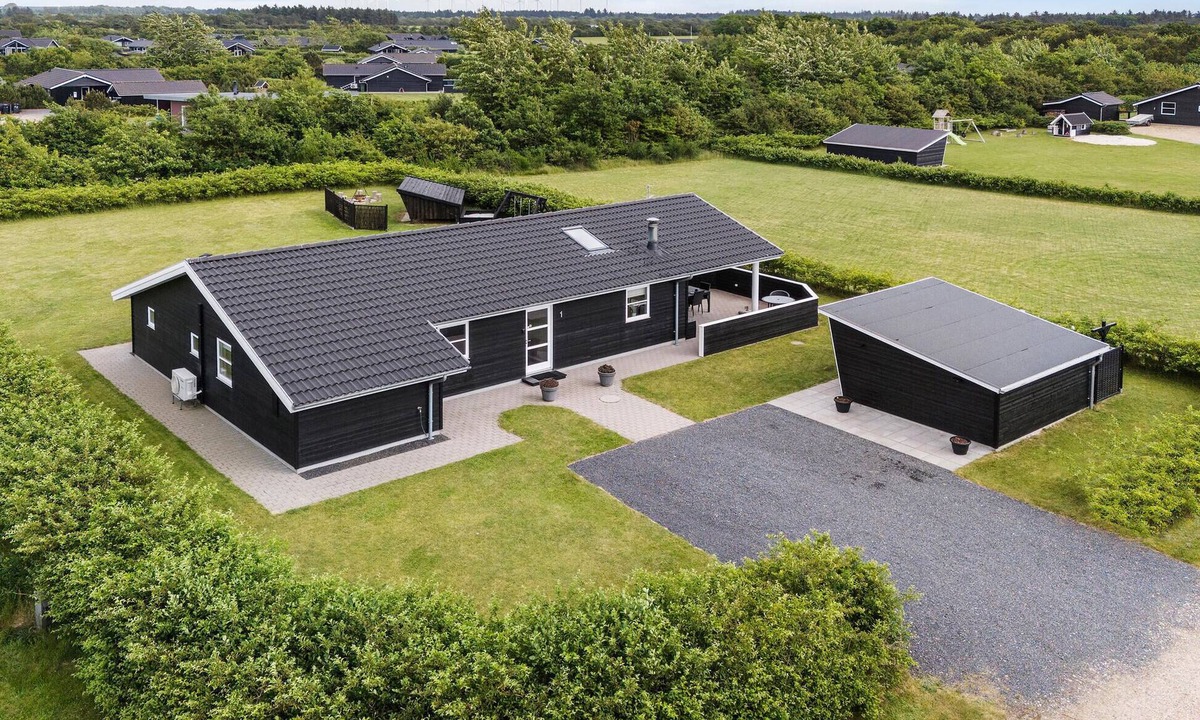 Skaven Strand House | Cozy home in Tarm with WiFi