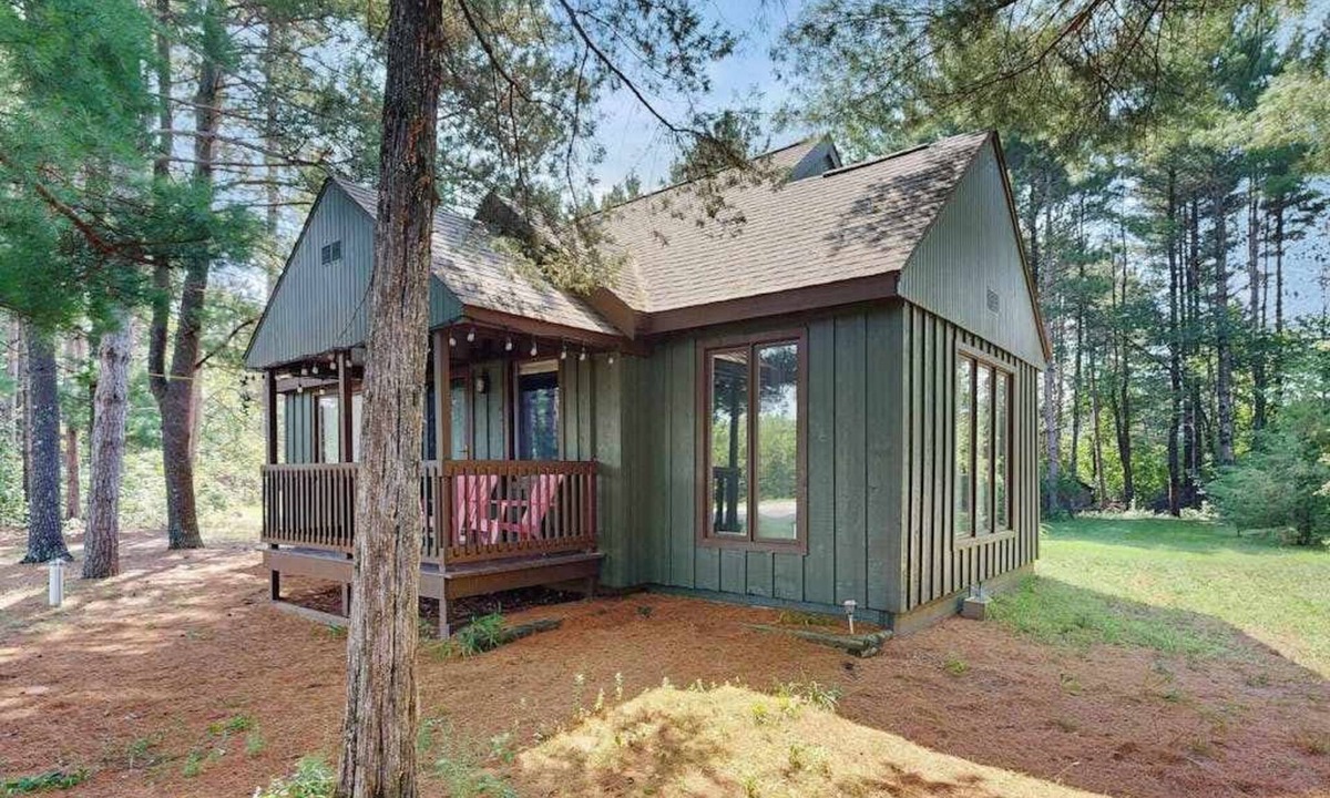 Adams House | Cozy Home in the trees, w/large yard, fire pit, gas grill, & WIFI