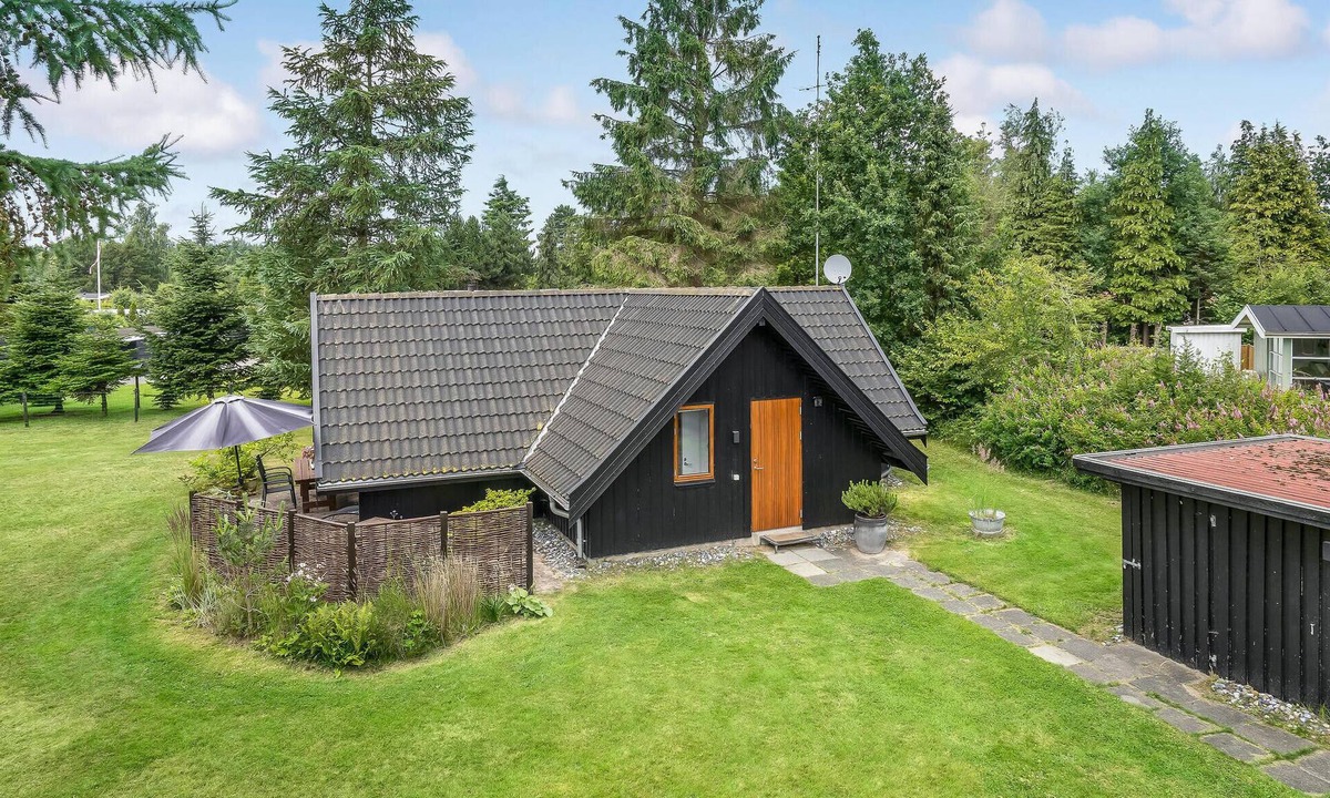 Bøtø By House | Cozy home in Væggerløse with WiFi