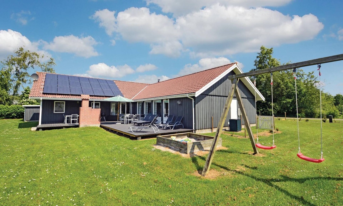 Bøtø By House | Cozy home in Væggerløse with sauna