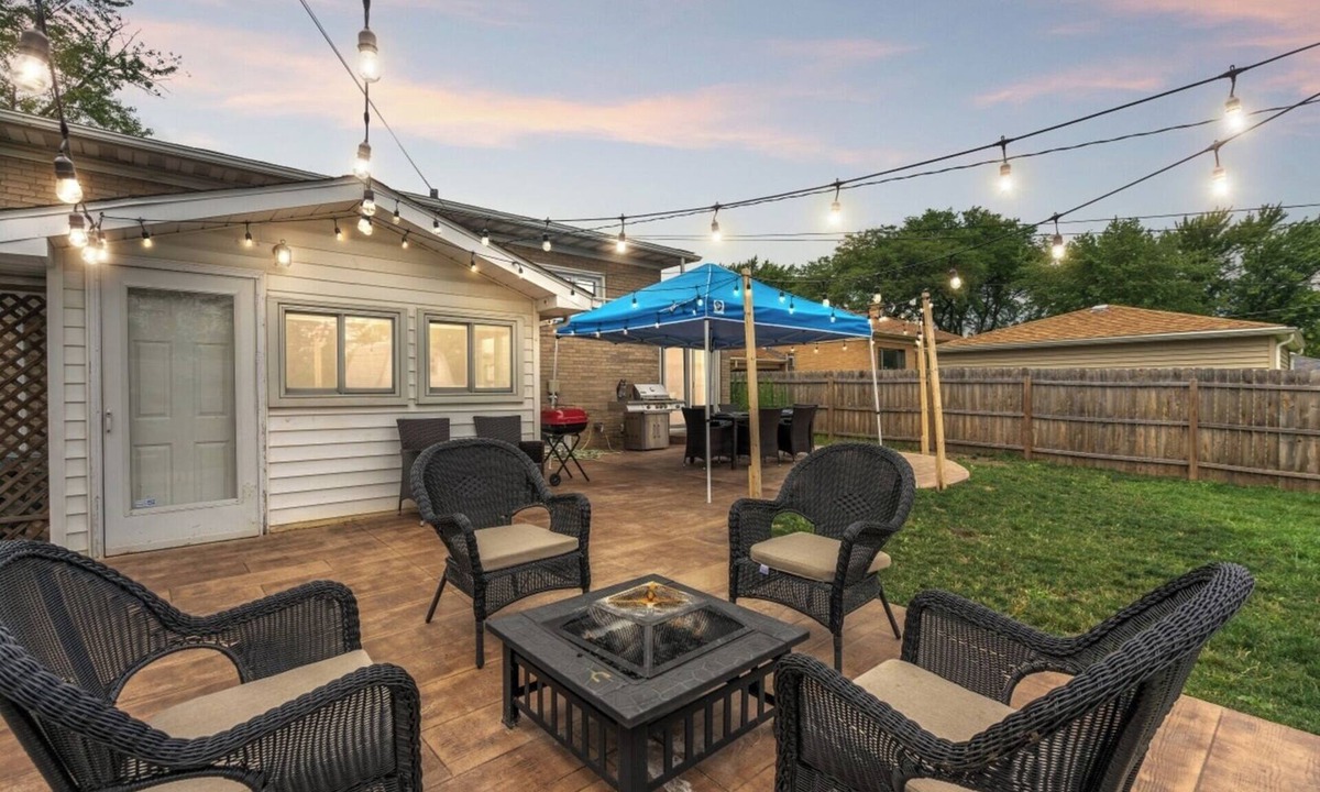 Highland Hills House | Cozy Home | King Bed | 10P | Metra |Chicago Suburb